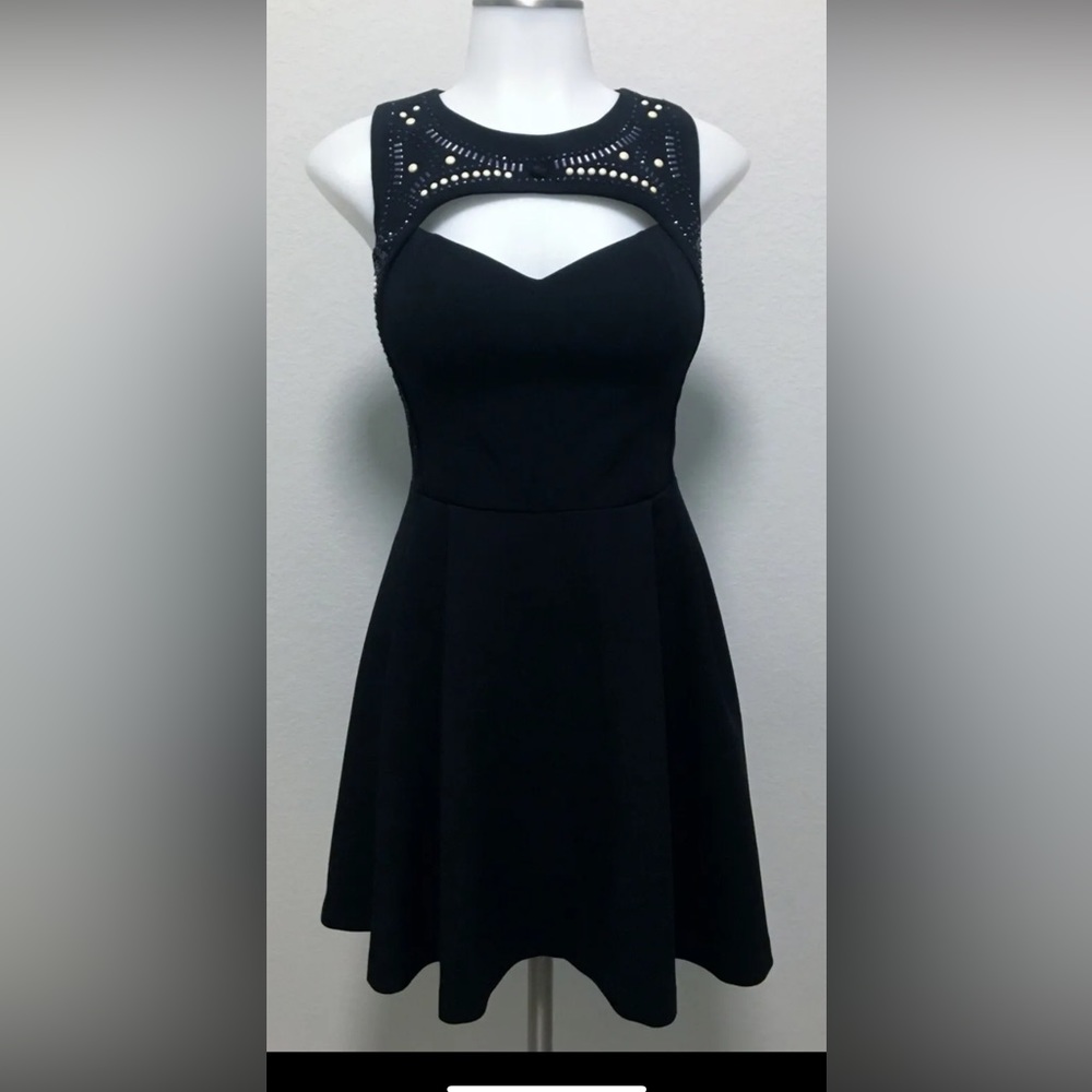 GUESS Rhinestone Black Sleeveless A-Line Sweetheart Neckline Cutout Beaded Dress
